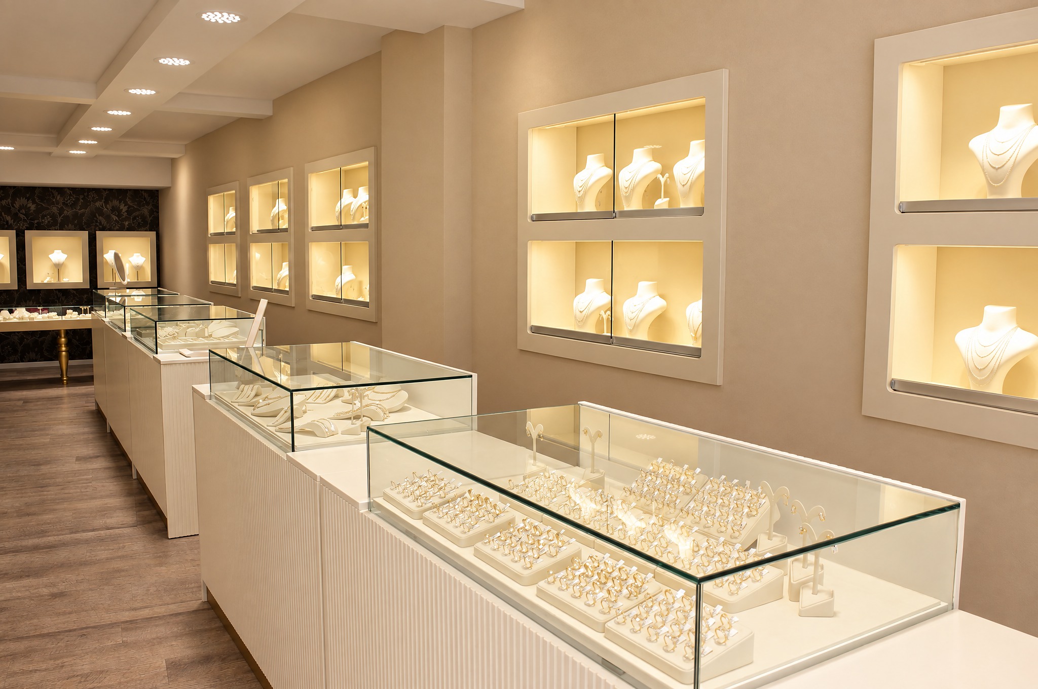 Verkaufsraum mit Ringvitrine und beleuchteten Wandnischen