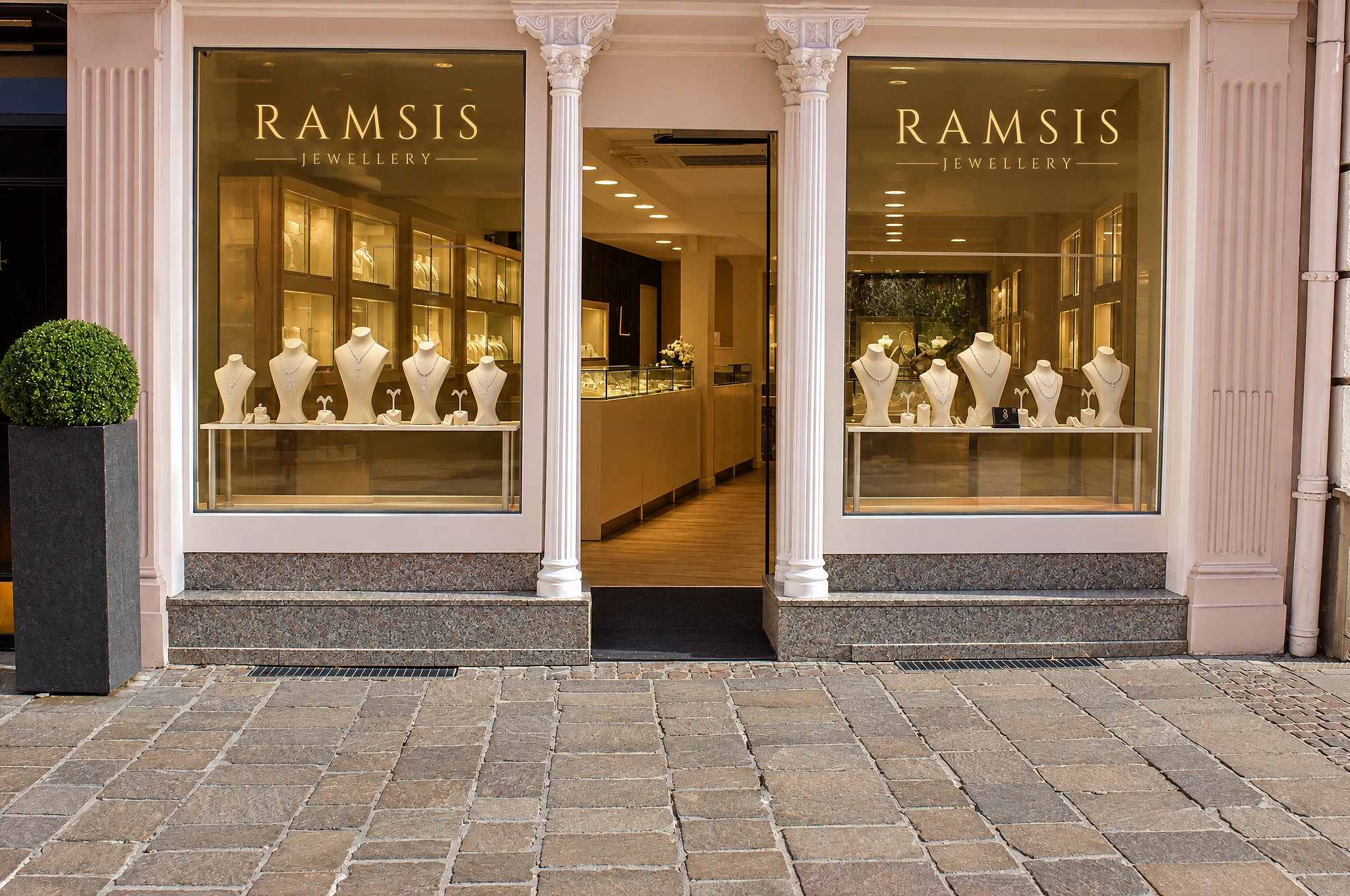 Schaufenster von Ramsis Jewellery mit Colliers auf weißen Büsten