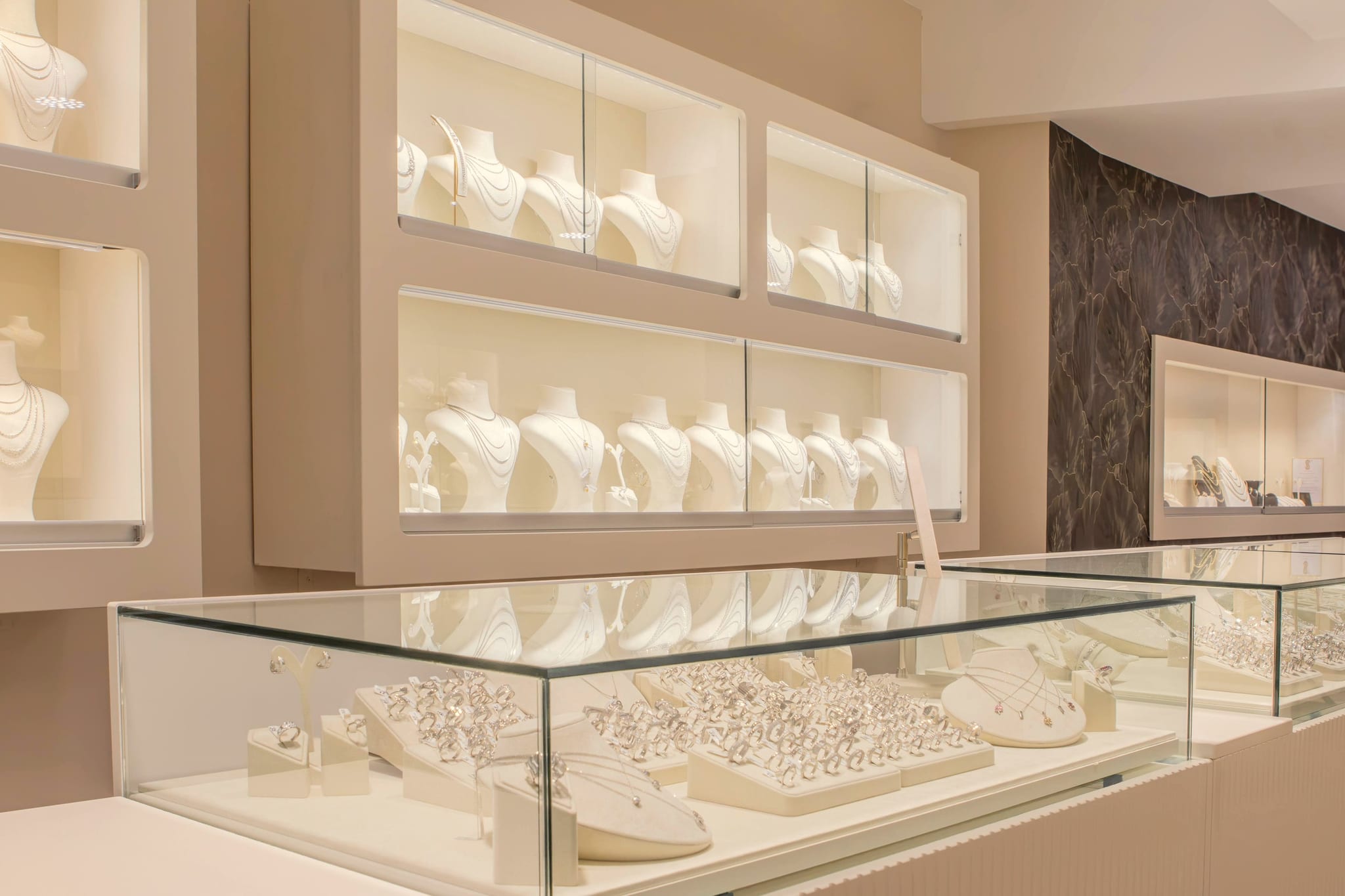 Silbervitrinen und beleuchtete Wandnischen im Verkaufsraum