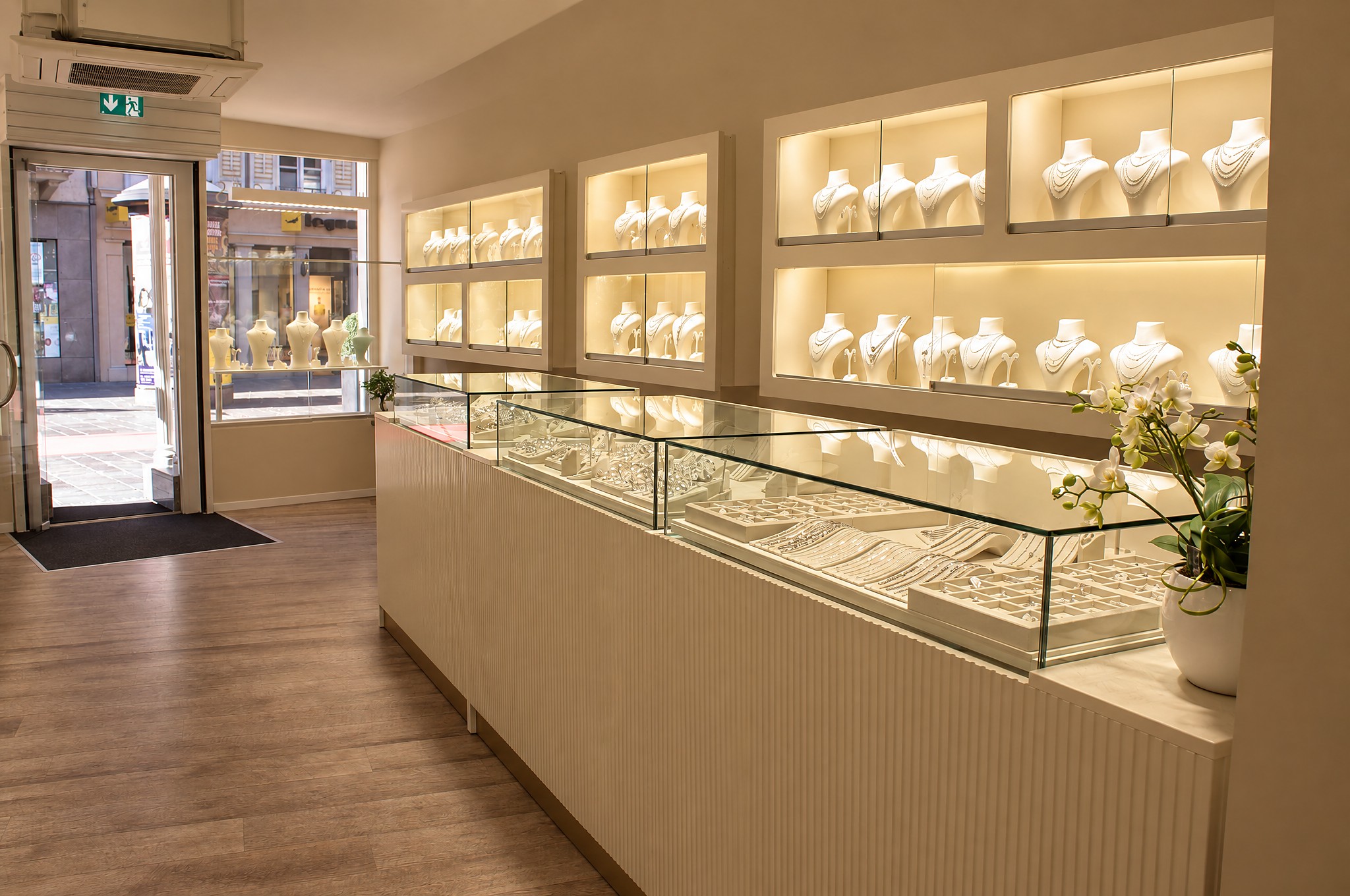Blick vom Eingang in den Verkaufsraum von Ramsis Jewellery